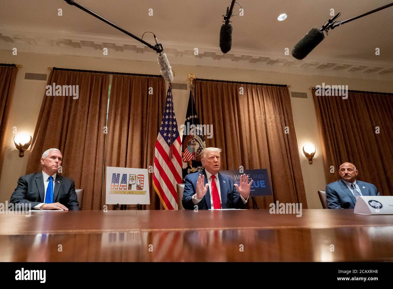 Le président américain Donald Trump et le vice-président Mike Pence sont partis, lors d'une réunion avec les dirigeants de la National Association of police Organizations dans la salle du Cabinet de la Maison Blanche le 31 juillet 2020 à Washington, DC. Banque D'Images