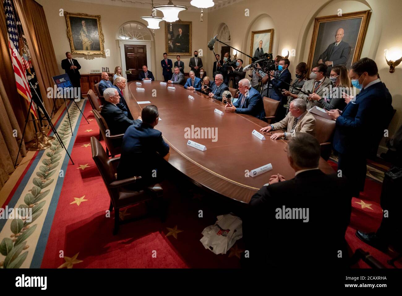 Le président américain Donald Trump et le vice-président Mike Pence lors d'une réunion avec les dirigeants de la National Association of police Organizations dans la salle du Cabinet de la Maison Blanche le 31 juillet 2020 à Washington, DC. Banque D'Images