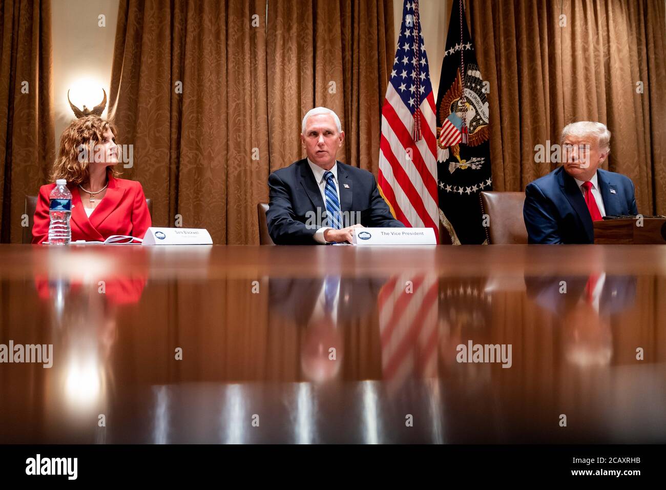 Le président américain Donald Trump, accompagné du vice-président Mike Pence et du procureur du travail Sara Blackwell, est parti avant de signer un décret sur l'embauche de travailleurs américains dans la salle du Cabinet de la Maison Blanche le 3 août 2020 à Washington. Banque D'Images