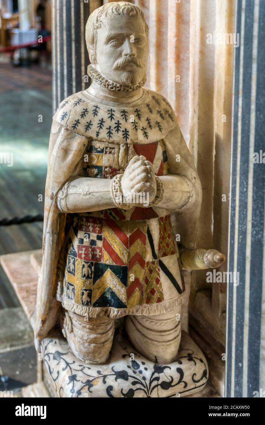 Un deuil sculpté près du tombeau du XVIe siècle du 9e Seigneur Cobham, Sir George Brooke, et de sa femme à l'église St Mary, Cobham, Kent. Montre son fils William. Banque D'Images