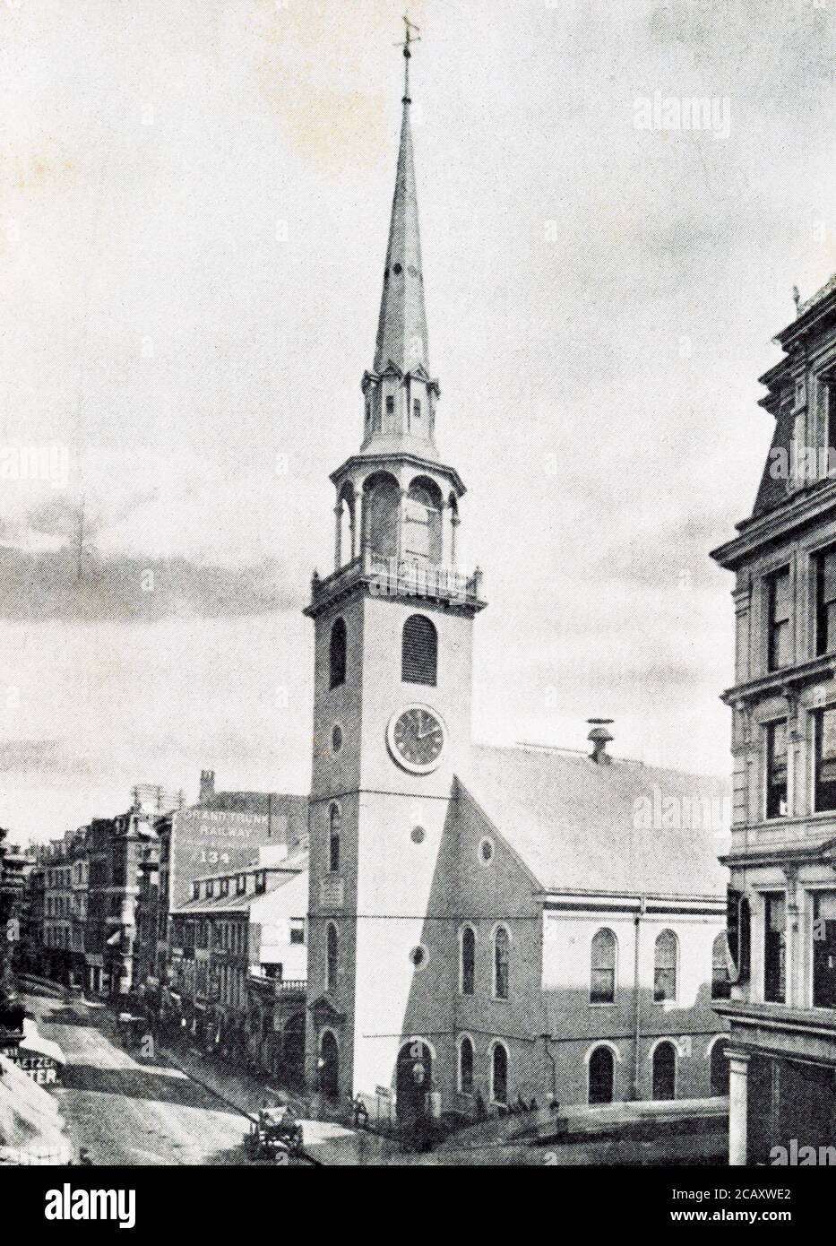 La légende de cette photo, écrite pour 1906, se lit comme suit : ancienne maison de réunion du Sud construite en 1730 sur le lot de Gov John Winthrop, coin des rues Milk et Washingtion, et dédiée en avril de la même année. Le 27 novembre 1773, a eu lieu la réunion au cours de laquelle il a été résolu le thé anglais ne devrait pas être débarqué; Et le 16 décembre a eu lieu la réunion avec 7,000 personnes présentes, avant l'effusion du thé dans le port de Boston par les fils de la liberté, déguisée en Indiens mohawks. Ici Warren a parlé en mars 1775 trois mois avant d'être tué à la bataille de Bunker Hill. Dans le Banque D'Images