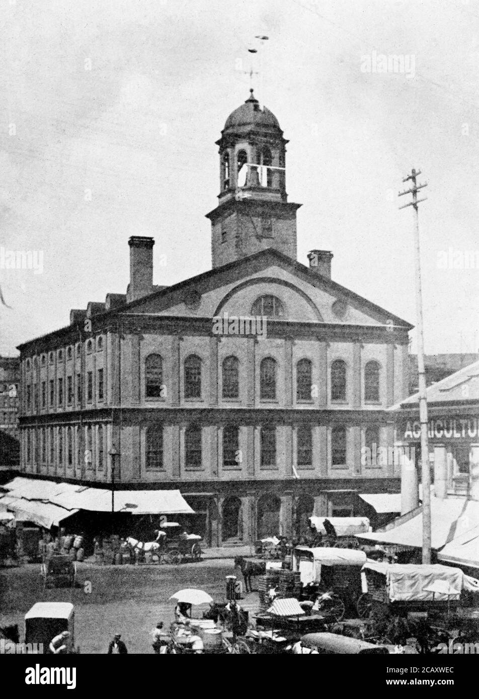 La légende de cette photo prise en 1906 se lit comme suit : Faneuil Hall - Dock Square. Construit en 1763; dédié en mars 14 et terminé le même mois sur le site d'un ancien construit en 1742 et brûlé le 13 janvier 1761. Agrandi en 1805 à ses proportions actuelles. Reconstruit en grande partie en 1899. La salle supérieure est l'armurerie de la Compagnie de l'Artillerie ancienne et honorable. Appelé aussi “le berceau de la liberté”. Banque D'Images