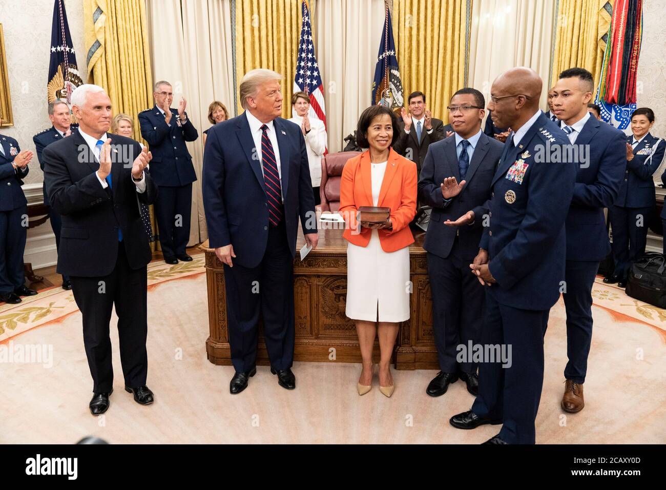 Le président américain Donald Trump et le vice-président Mike Pence participent à la cérémonie d'assermentation du général de la Force aérienne américaine Charles Q. Brown, en tant que nouveau chef d'état-major de la Force aérienne dans la salle du bureau ovale de la Maison Blanche, le 4 août 2020 à Washington, DC. Banque D'Images