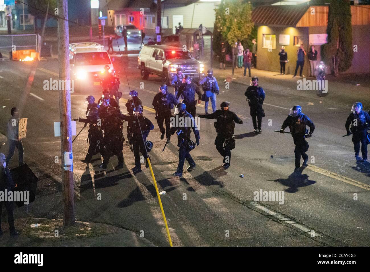 Portland Oregon USA 8 août 2020 les manifestants font face à la Portland police Association. Crédit : Mark Downey/ Alamy Live News Banque D'Images