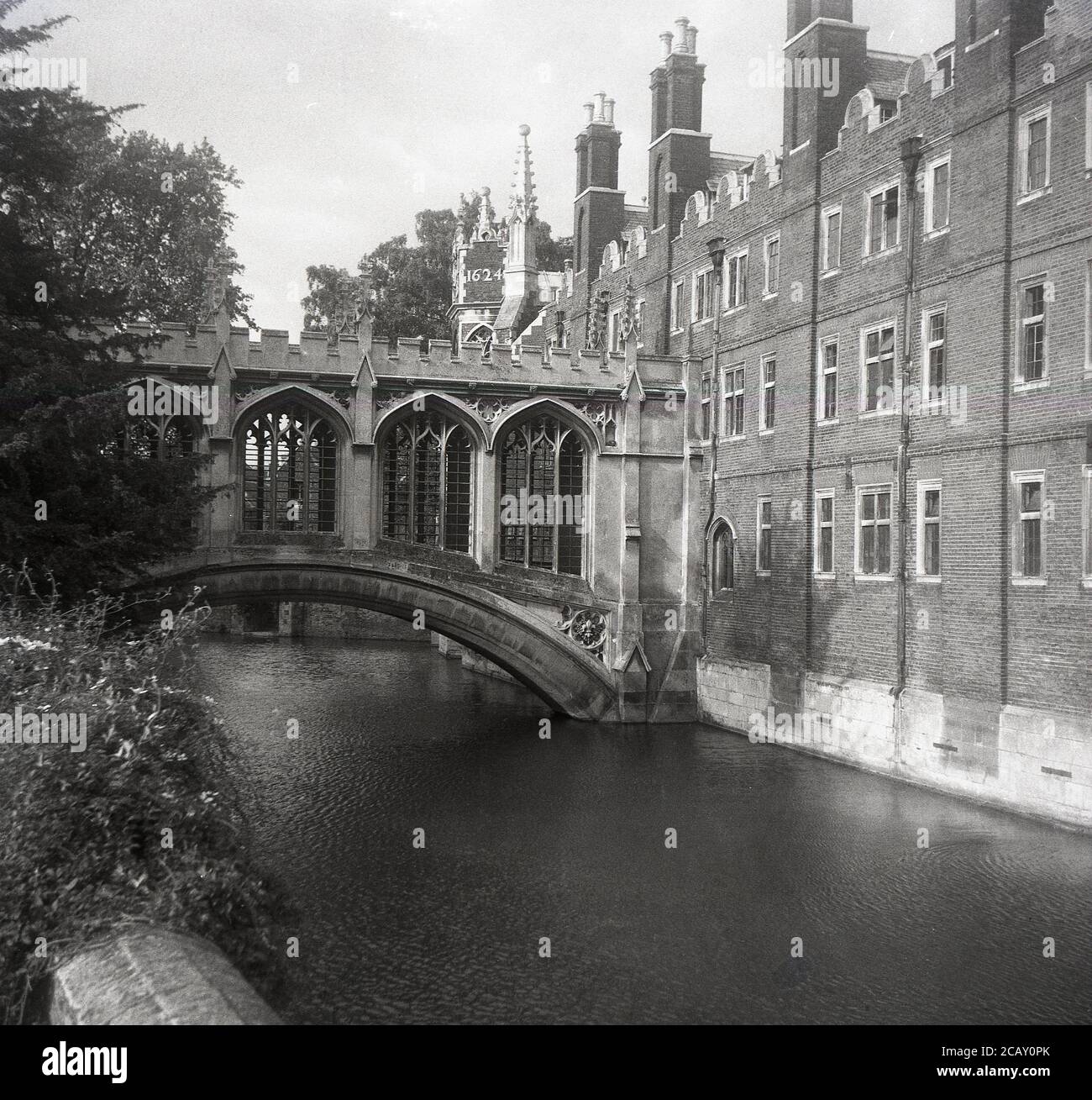 1963, historique, vue sur le pont des Soupirs, St. Johns College, Cambridge, Angleterre, Royaume-Uni, probablement le pont le plus connu de Cambridge. Un pont ornemental, créé par Henry Hutchinson, il est basé sur un pont de même nom à Venise, bien qu'en fait, il n'y a pas grand chose en commun, à part d'être à la fois des ponts couverts ou des passages au-dessus des cours d'eau. Banque D'Images