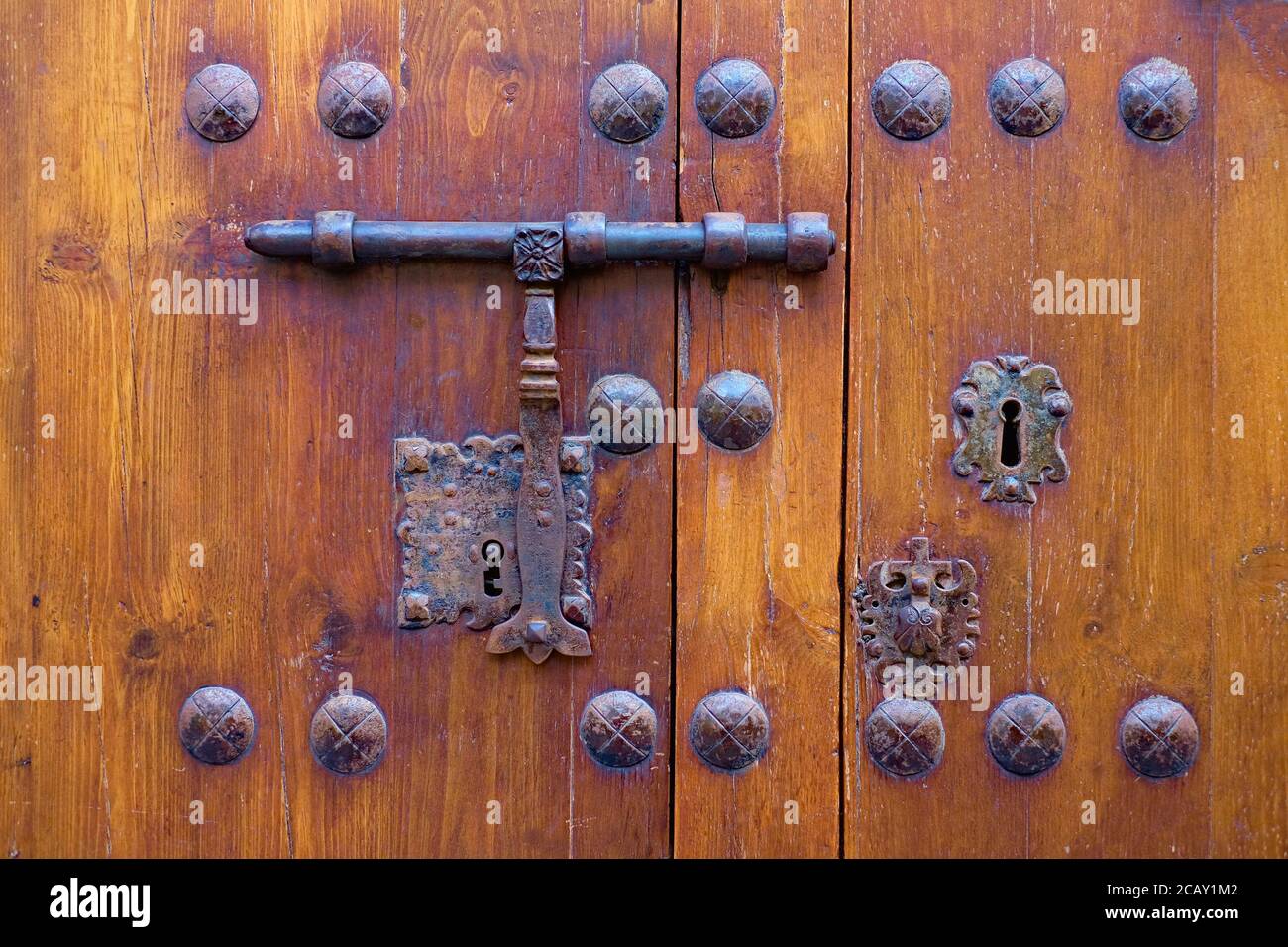 Très ancienne porte ornementale en bois verrouillée avec un boulon et des serrures vintage. Banque D'Images