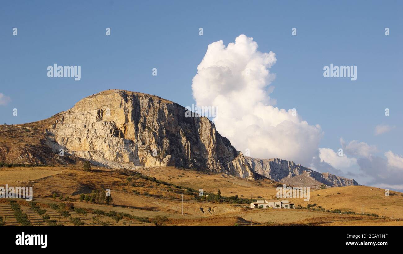 Paysage naturel de la Sicile avec montagne et grand nuage blanc le soir Banque D'Images