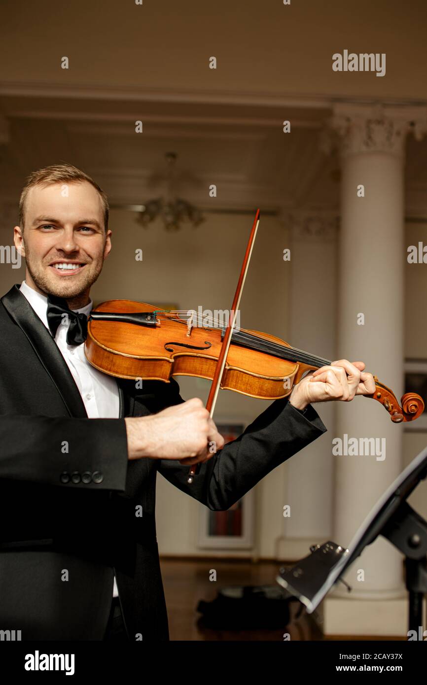 musicien génial avec violon, artiste de musique classique joue  professionnellement du violon. musique, instruments concept Photo Stock -  Alamy