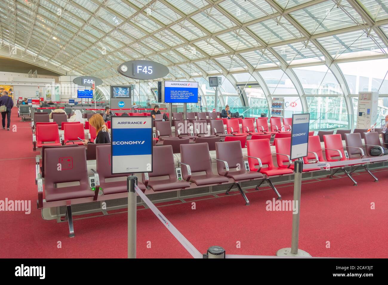 Paris, France - 4 avril 2018 : aéroport Charles de Gaulle, les passagers attendent leur vol à la porte Banque D'Images