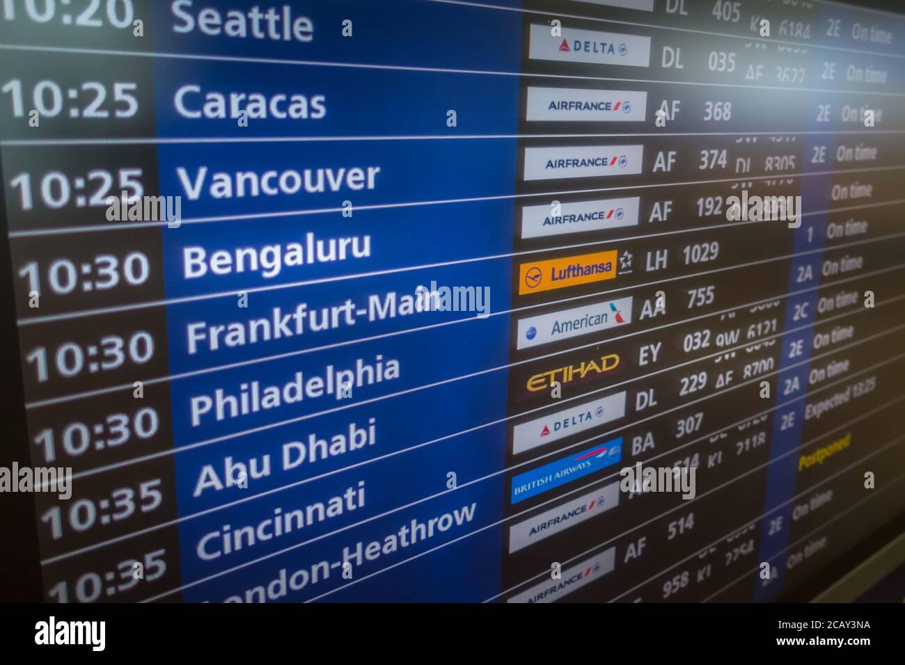 Paris, France - 4 avril 2018 : tableau d'information sur les horaires de vol de l'aéroport Charles de Gaulle Banque D'Images