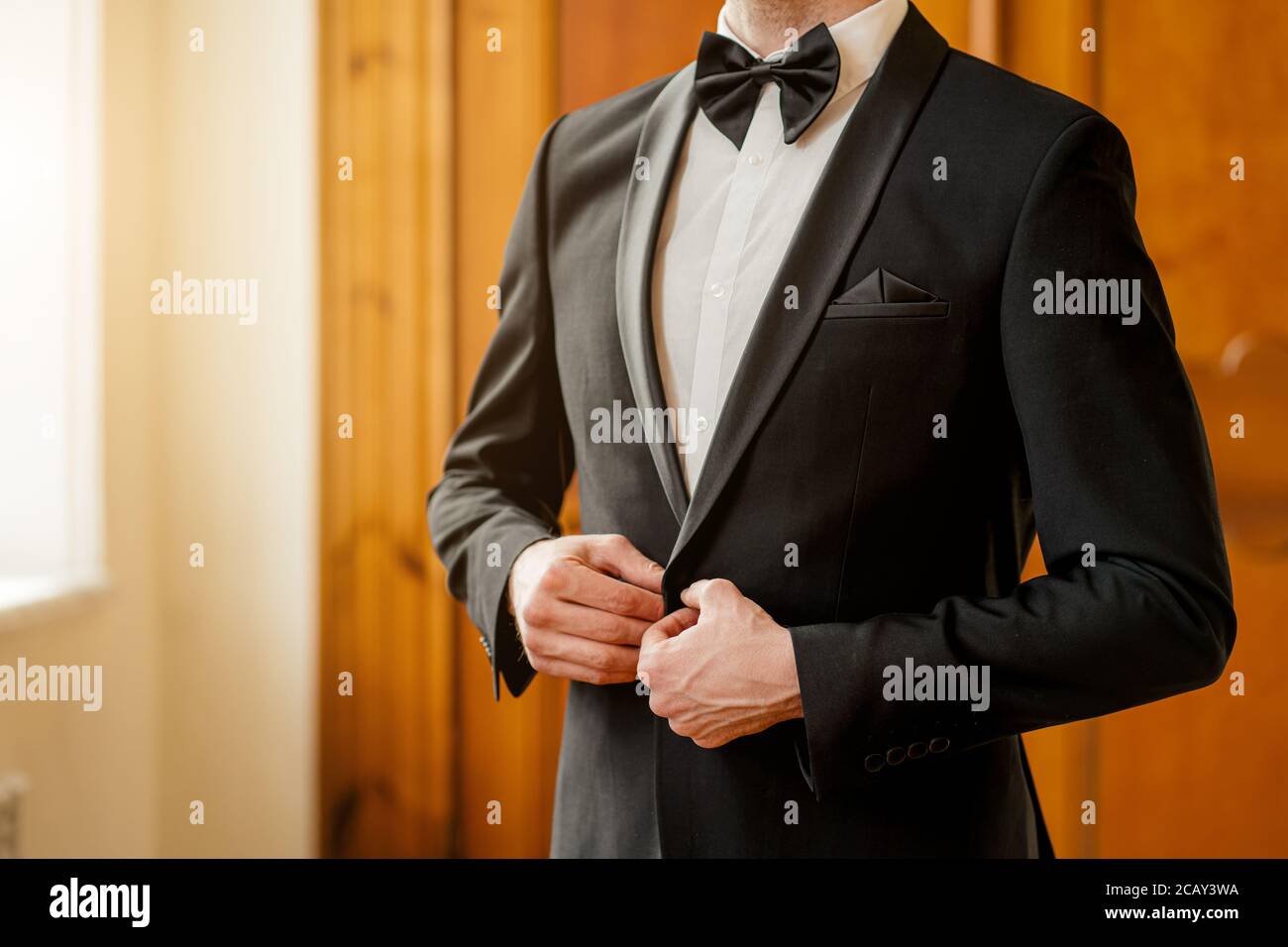 pantacourt homme en costume habillé avec boutons de fermeture à noeud dans  la veste. homme en costume élégant à l'intérieur Photo Stock - Alamy