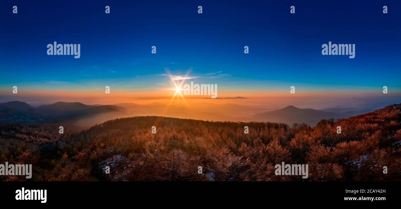 Lever du soleil au coucher du soleil depuis la tour du belvédère Hvozd jusqu'aux montagnes de Luzicke, la meilleure photo Banque D'Images