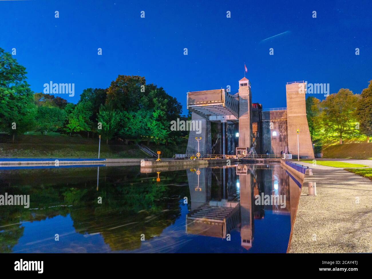 Vue en soirée sur le lieu historique national de l'écluse-ascenseur de Peterborough avec des étoiles dans le ciel. Traînée lumineuse de piste plane visible Banque D'Images