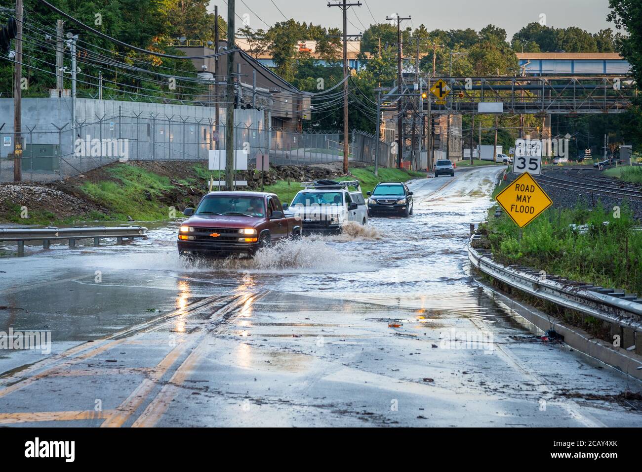Voitures traversant une chaussée inondée, Pennsylvanie, États-Unis Banque D'Images