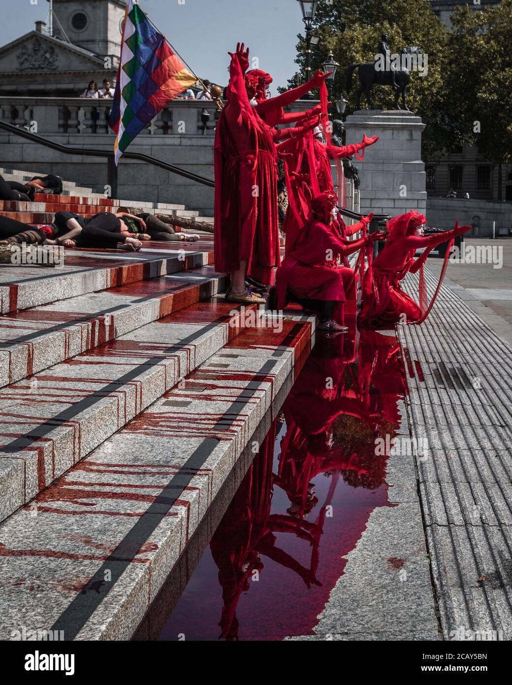 La rébellion des faux Blood et des rebelles rouges d’extinction se joint à la Journée internationale de protestation des peuples autochtones à Trafalgar Square, Londres Banque D'Images