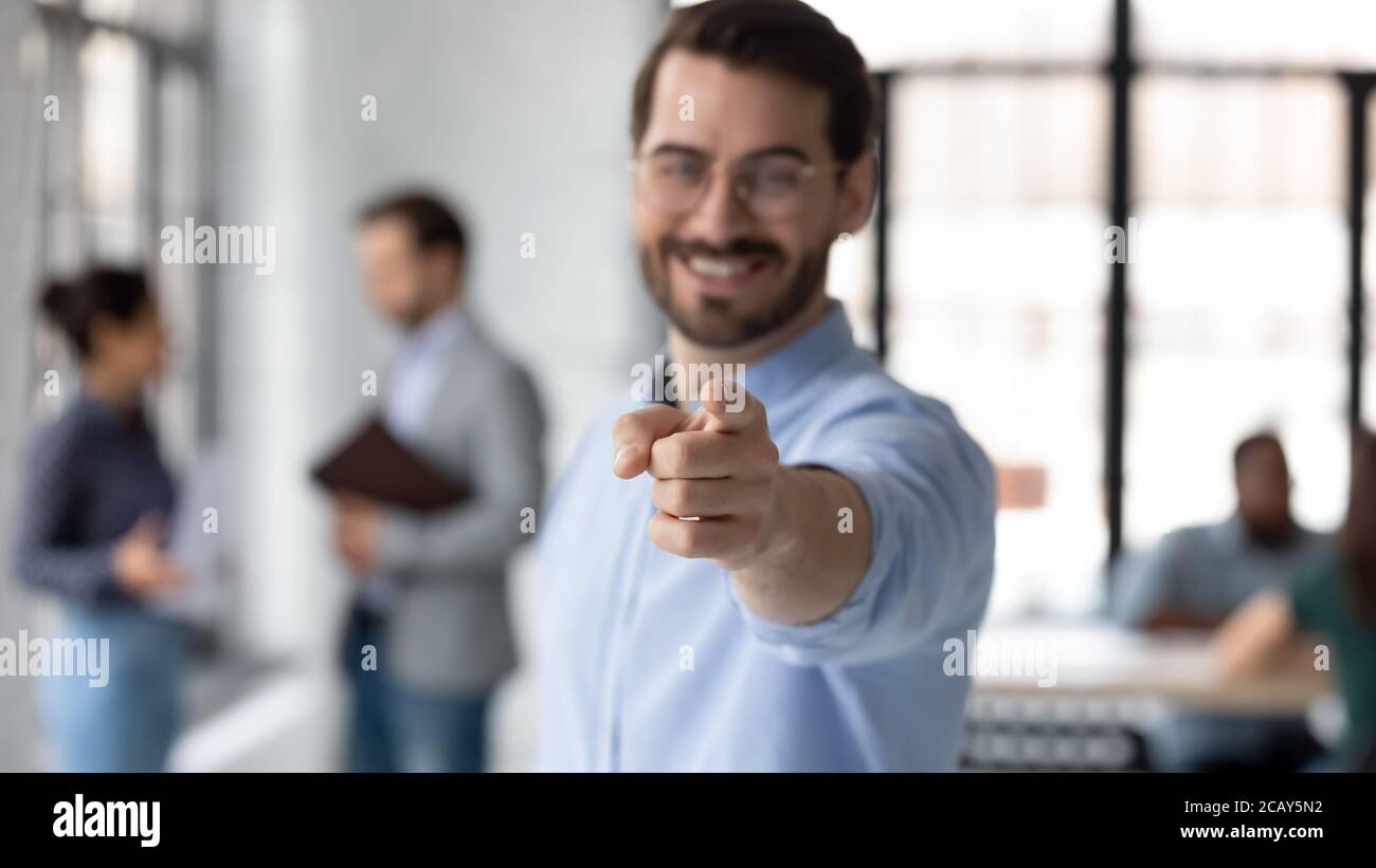 Gros plan sourire le directeur des RH en pointant le doigt sur la caméra Banque D'Images