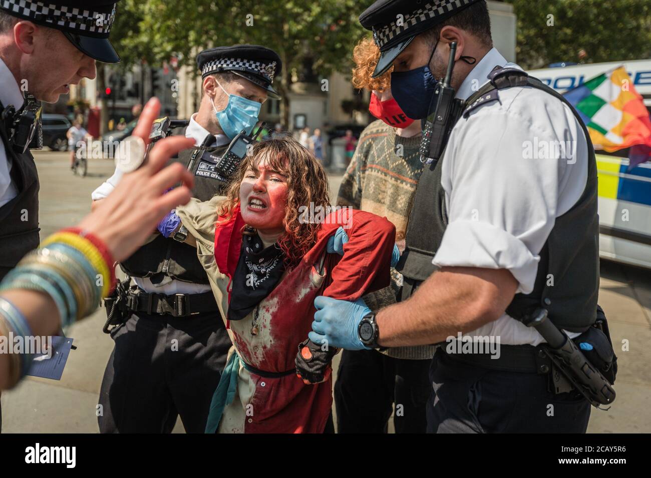 Un manifestant de rébellion en détresse est arrêté à Trafalgar Square au cours d'une manifestation contre la mort de populations autochtones dans Brésil Banque D'Images