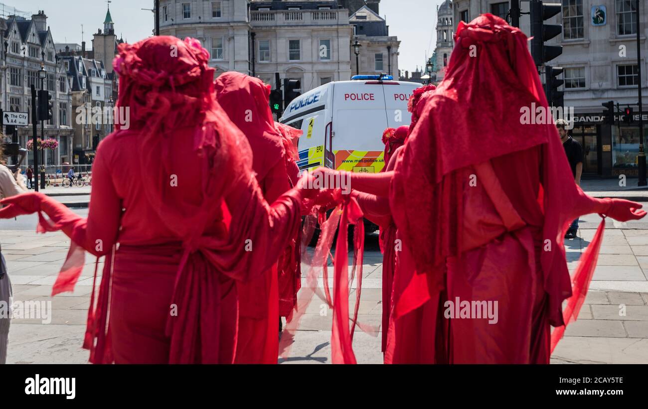 Les rebelles rouges de la rébellion d'extinction manifestent à Trafalgar Square lors d'une manifestation contre la mort des populations autochtones au Brésil. Banque D'Images