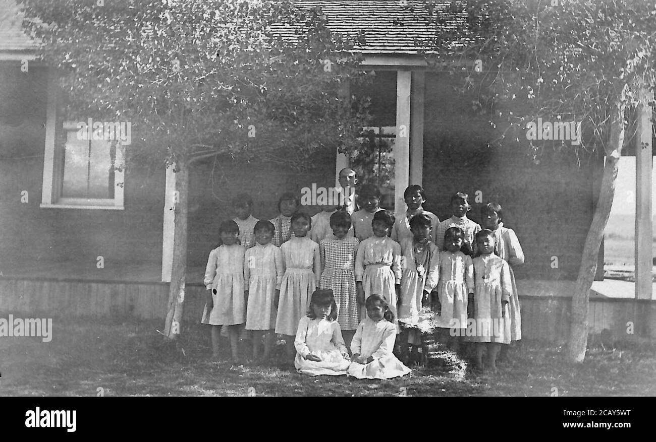 Les petites filles se tiennent à l'extérieur de leur école indienne, près  de Gallup, Nouveau-Mexique, dans le comté de McKinley, NOUVEAU-MEXIQUE. La  réserve de Zuni est à proximité, donc ces filles peuvent