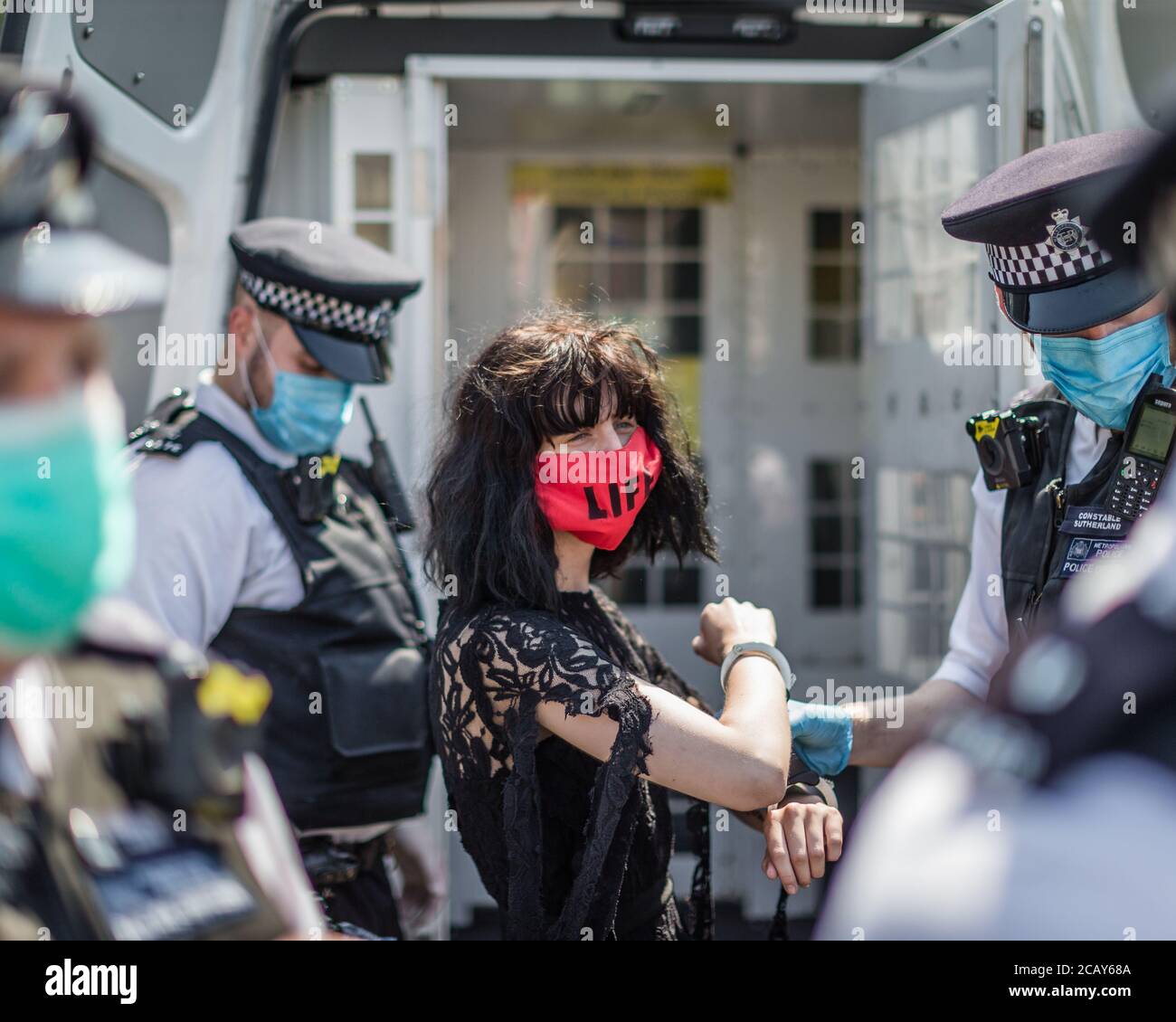 Un manifestant de la rébellion en voie d'extinction est menotté à Trafalgar Square lors d'une manifestation contre la mort des populations autochtones au Brésil. Banque D'Images