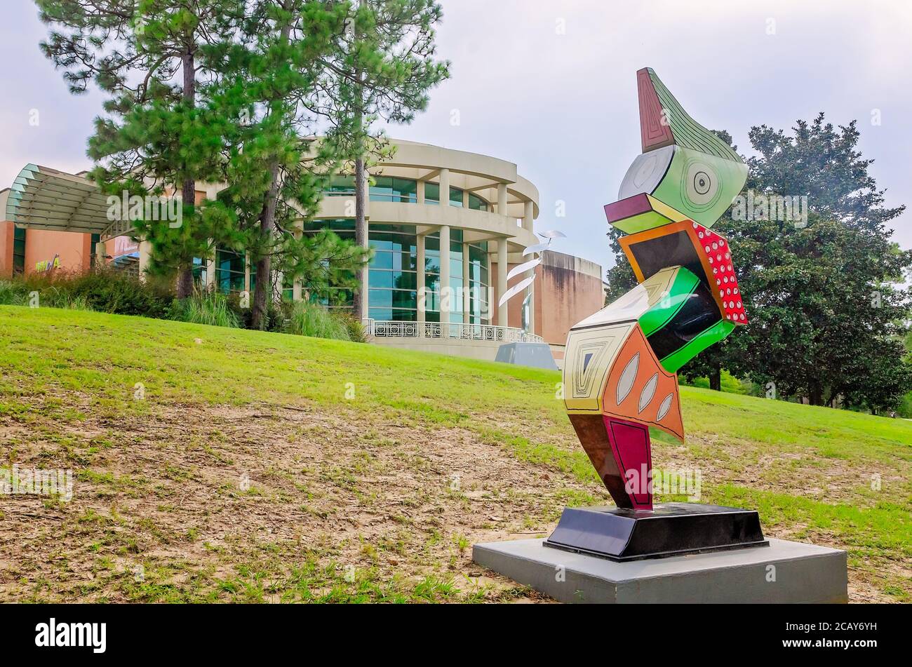 Le Mobile Museum of Art est photographié avec une sculpture, oblique #4 par Ida Rittenberg Kohlmeyer, 8 août 2020, à Mobile, Alabama. Banque D'Images