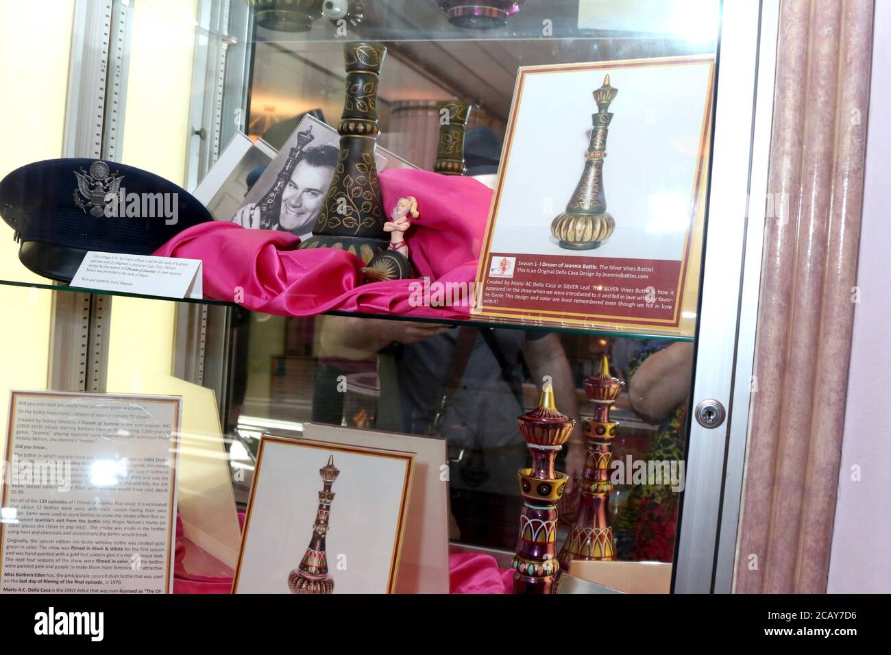 LOS ANGELES - AOÛT 21: Bouteille de génie de I Dream of Jeannie à la Barbara Eden Tribute Exhibition nuit d'ouverture au Hollywood Museum le 21 août 2019 à Los Angeles, CA Banque D'Images