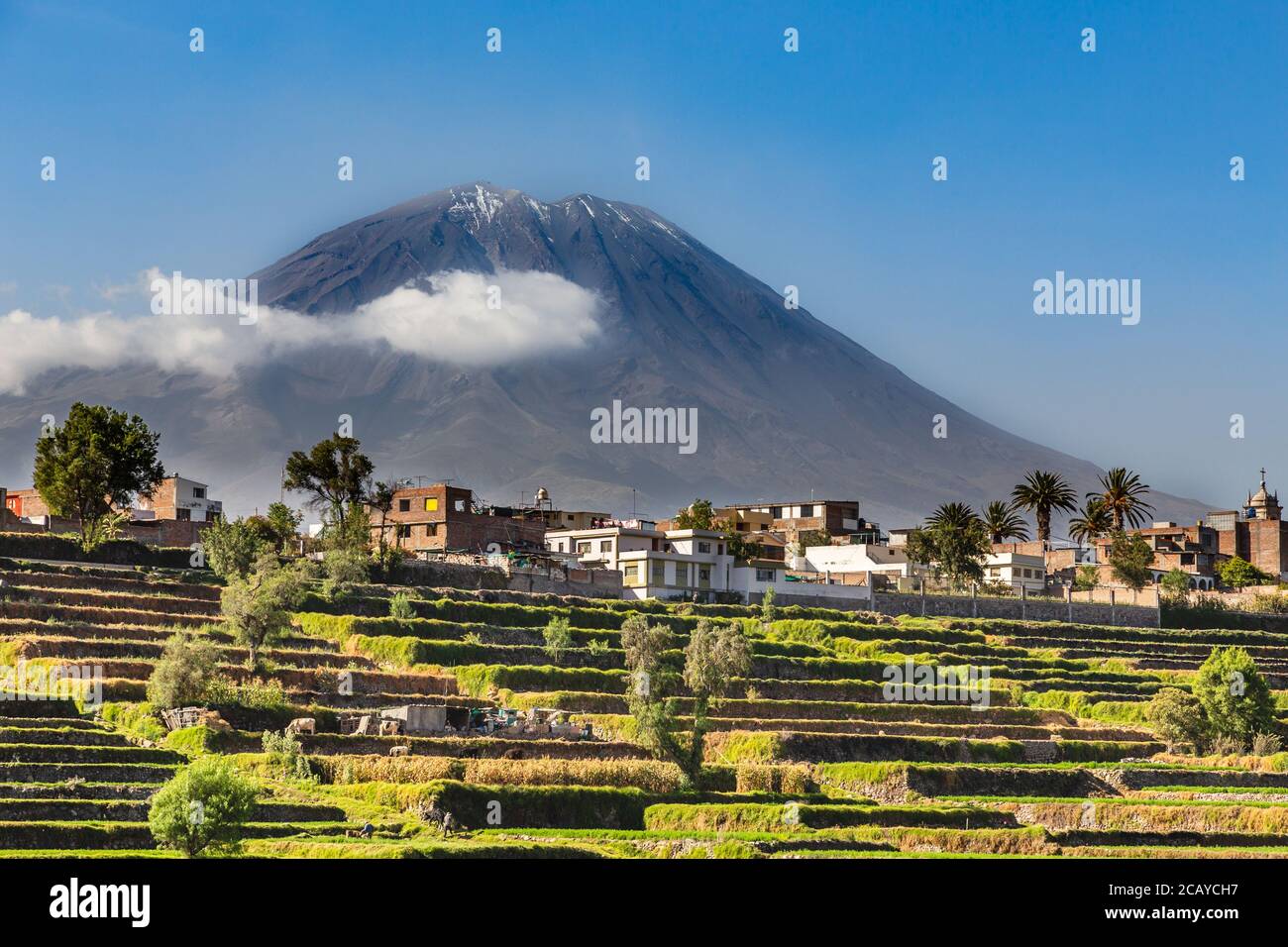 Volcan Misti dormant sur les champs et les maisons de la ville péruvienne d'Arequipa, Pérou Banque D'Images