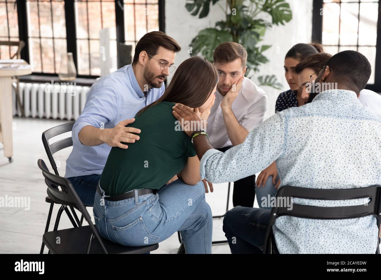 Vue arrière une femme frustrée qui obtient de l'aide psychologique pendant la séance de counseling Banque D'Images