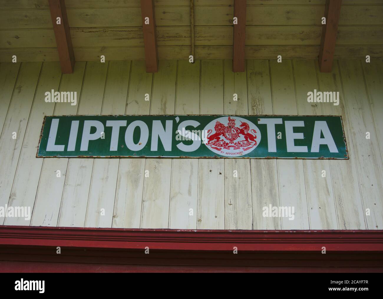 Plaque publicitaire métallique vintage pour Lipton's Tea ('sur rendez-vous'), gare de Melrose, Roxburghshire, Scottish Borders, Royaume-Uni. Banque D'Images