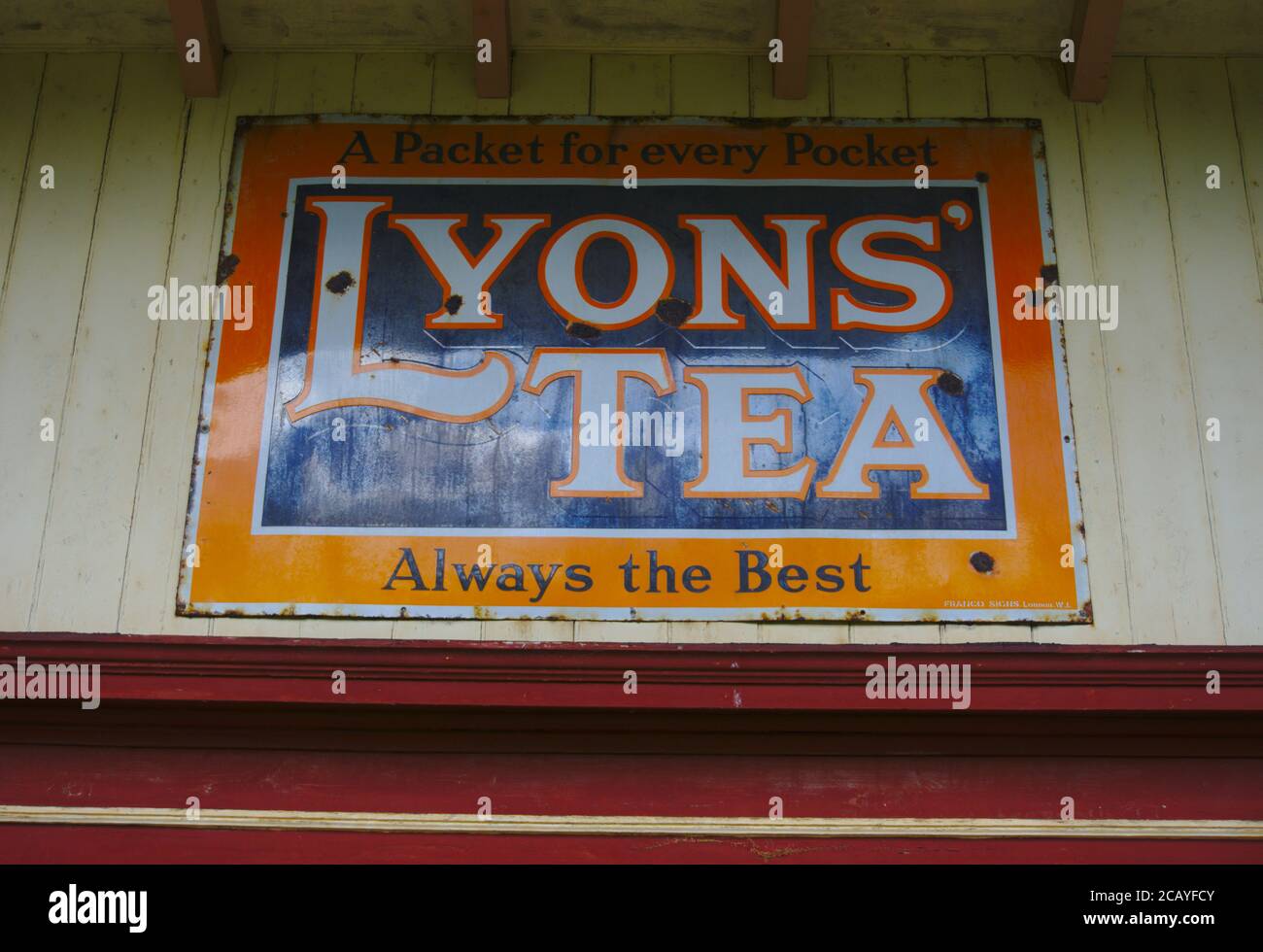 Plaque publicitaire métallique vintage pour Lyons 'Tea ('toujours le meilleur'), gare de Melrose, Roxburghshire, Scottish Borders, Royaume-Uni. Banque D'Images