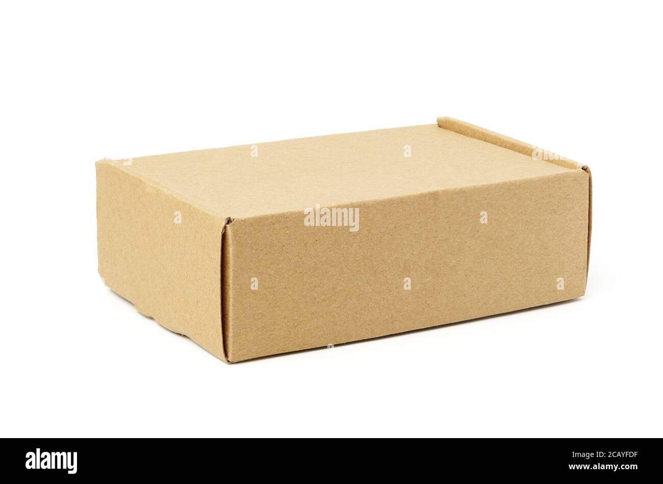 boîte en carton simple à gros plan isolée sur fond blanc, boîte en carton marron pour la livraison des colis. Avec masque Banque D'Images