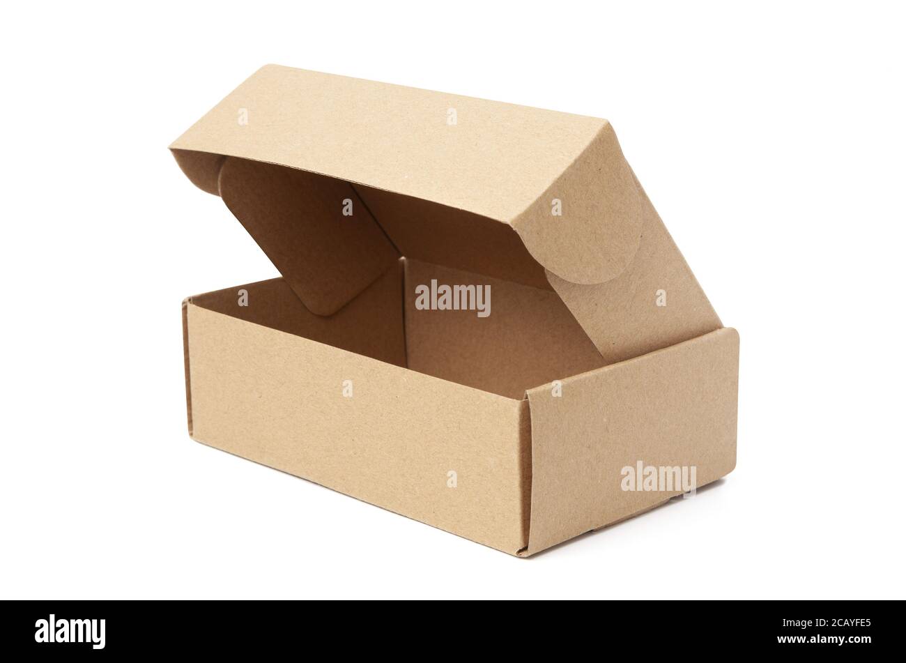 boîte de carton simple en gros plan ouverte vide isolée sur fond blanc, boîte de carton marron pour la livraison des colis. Avec masque Banque D'Images