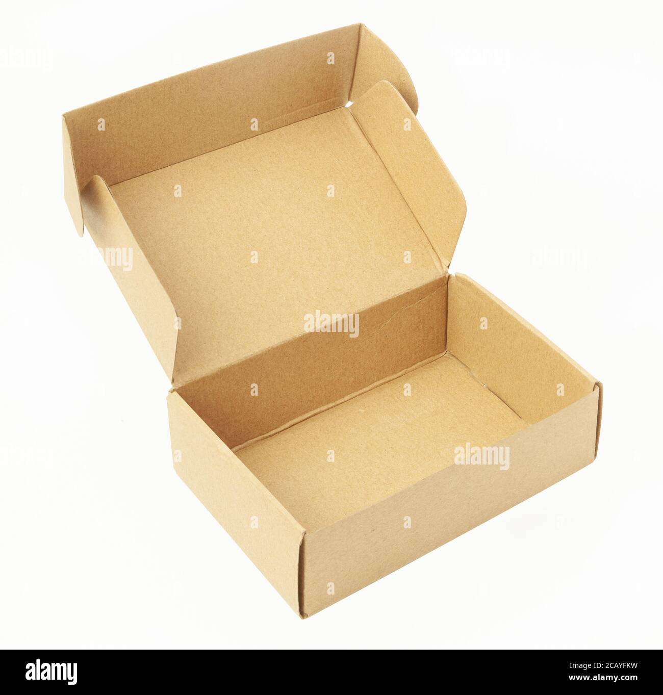 boîte de carton simple en gros plan ouverte vide isolée sur fond blanc, boîte de carton marron pour la livraison des colis. Avec masque Banque D'Images
