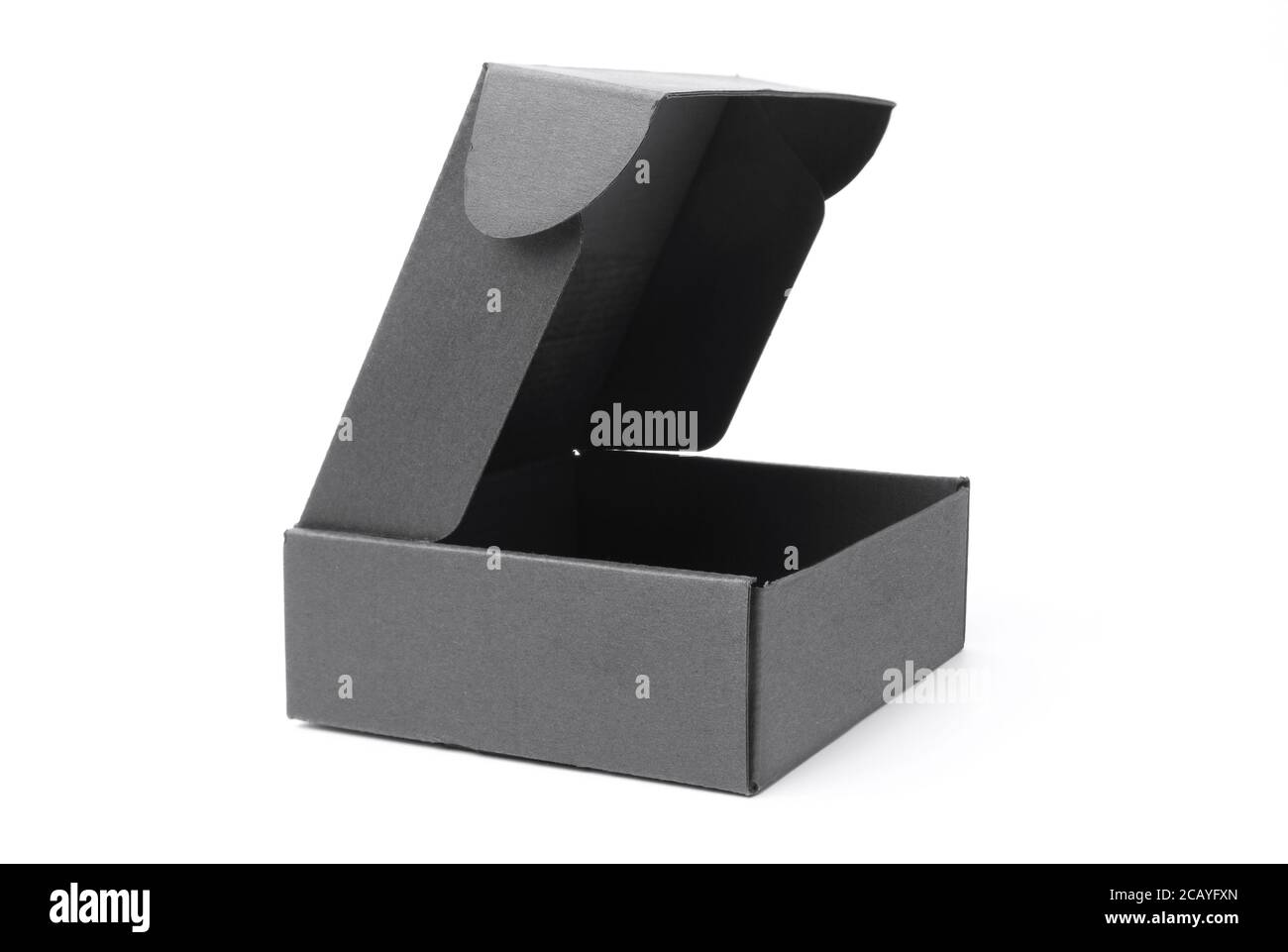 boîte de carton simple en gros plan ouverte vide isolée sur fond blanc, boîte de carton noire pour la livraison des colis. Avec masque Banque D'Images