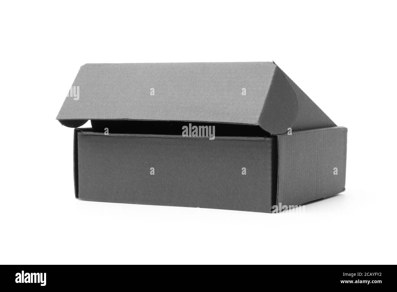boîte de carton simple en gros plan ouverte vide isolée sur fond blanc, boîte de carton noire pour la livraison des colis. Avec masque Banque D'Images
