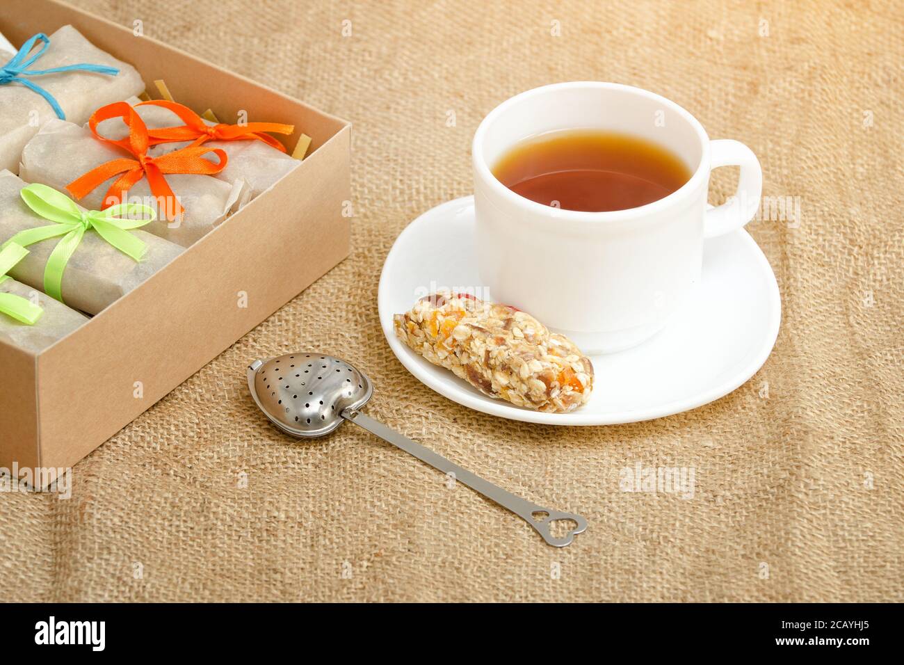 Tasse de thé, un bar de muesli et des boîtes de bars. Toile à sackle Banque D'Images