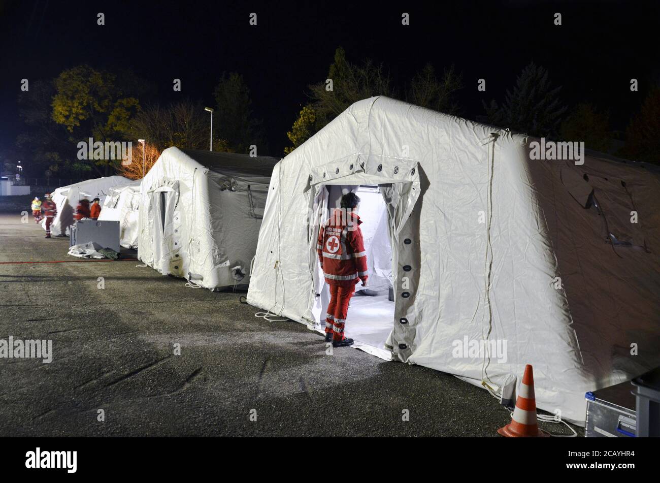 Tente d'hôpital pour les premiers SOINS, une unité médicale mobile pour les patients souffrant du virus Corona. Salle de camp pour les personnes infectées Covid-19. Banque D'Images