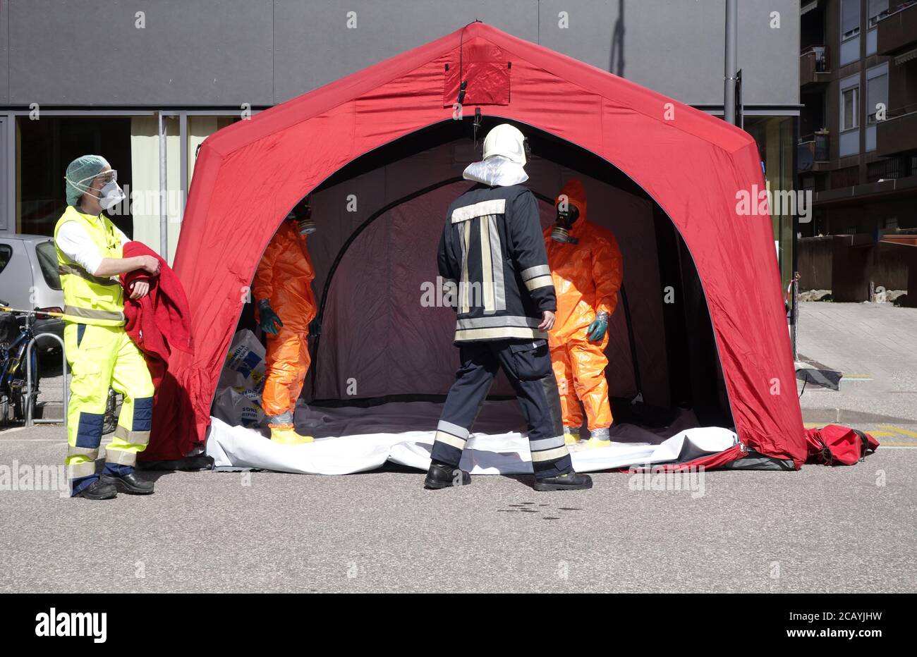 Triage tente camp pour épidemy Corona virus dans la ville, unité médicale mobile à l'intérieur d'une voie publique. Opérations de décontamination du virus pour Covid-19. Banque D'Images