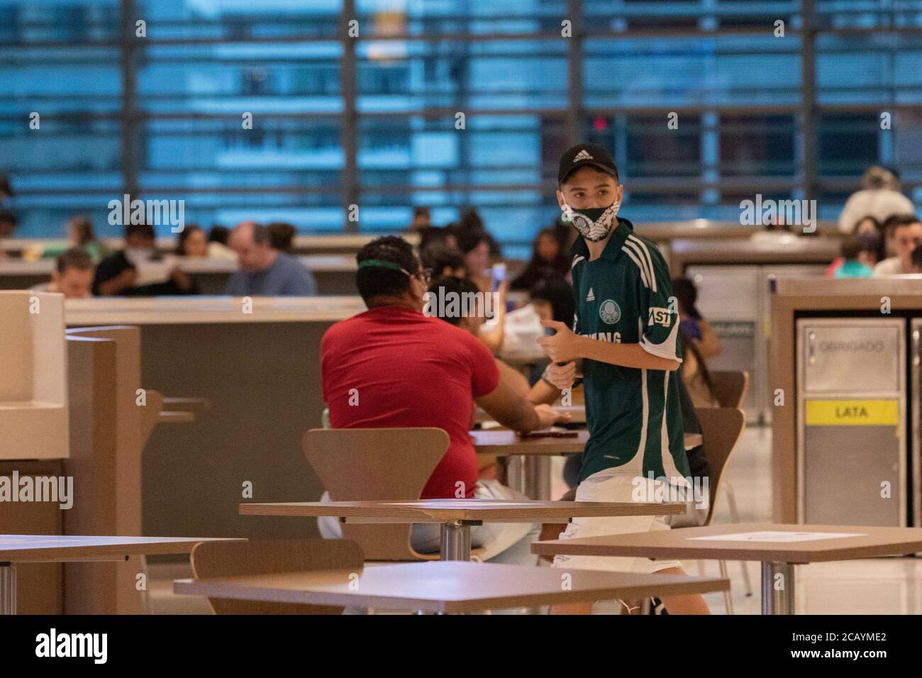SÃO PAULO, SP - 09.08.2020: MOVIMENTAÇÃO SHOPPING SÃO PAULO - mouvement des gens dans un centre commercial sur l'Avenida Paulista, dans la région centrale de São Paulo, ce dimanche après-midi (09). De nouvelles données sur les ventes au détail seront publiées cette semaine. (Photo: Bruno Rocha/Fotoarena) Banque D'Images