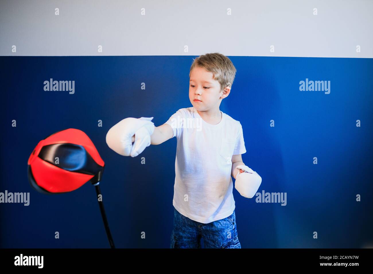 Boxe pour jeunes garçons à la maison pendant l'auto-isolement Banque D'Images