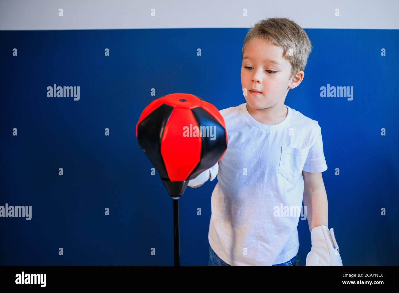 Boxe pour jeunes garçons à la maison pendant l'auto-isolement Banque D'Images