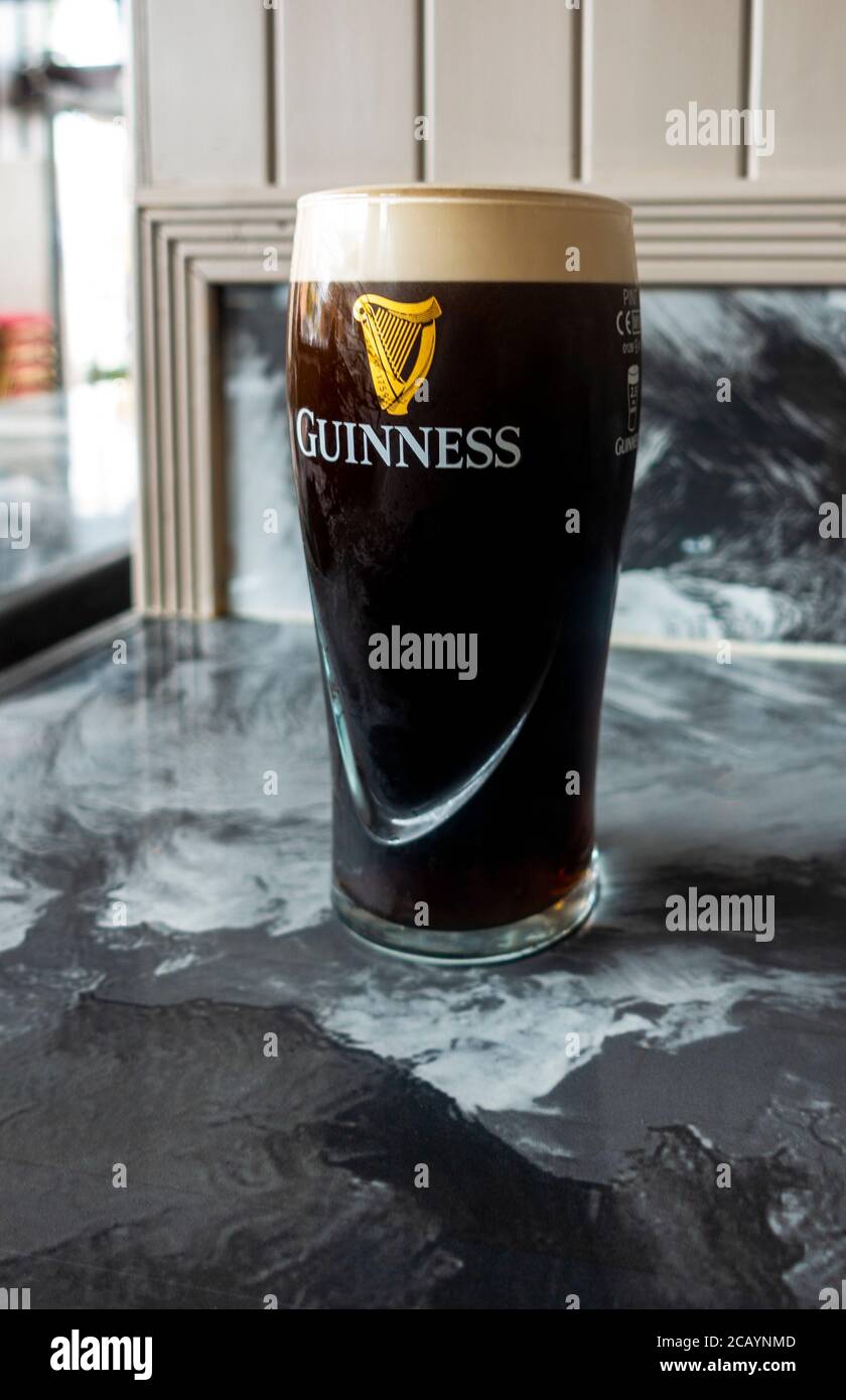Une pinte de Guinness Banque D'Images
