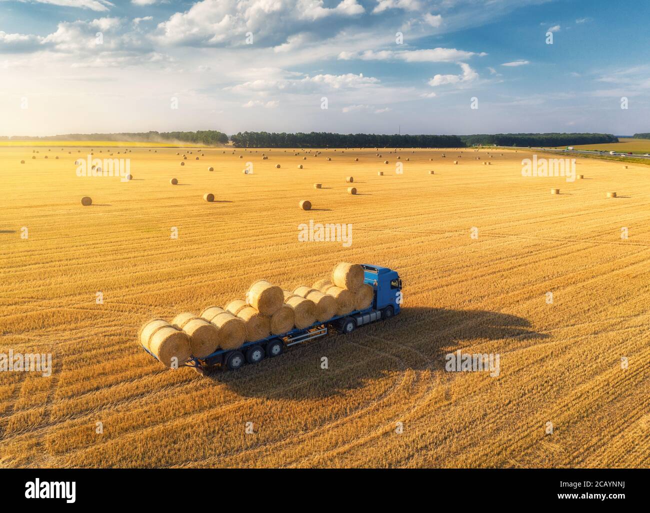 Vue aérienne du chariot avec balles de foin. Machines agricoles Banque D'Images