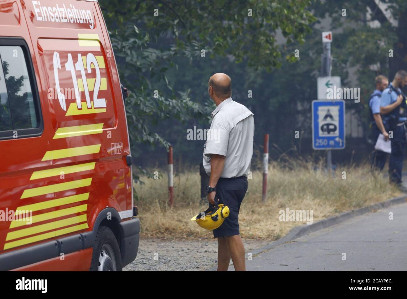 09 août 2020, Hessen, Mörfelden-Walldorf: Des pompiers éteignent un incendie de forêt entre Mörfelden-Walldorf (district de Groß-Gerau) et l'aéroport de Francfort. L'incendie de forêt a conduit à l'évacuation temporaire des bâtiments résidentiels et d'un site de camping le dimanche. Photo: Matthias Mayer/ Banque D'Images