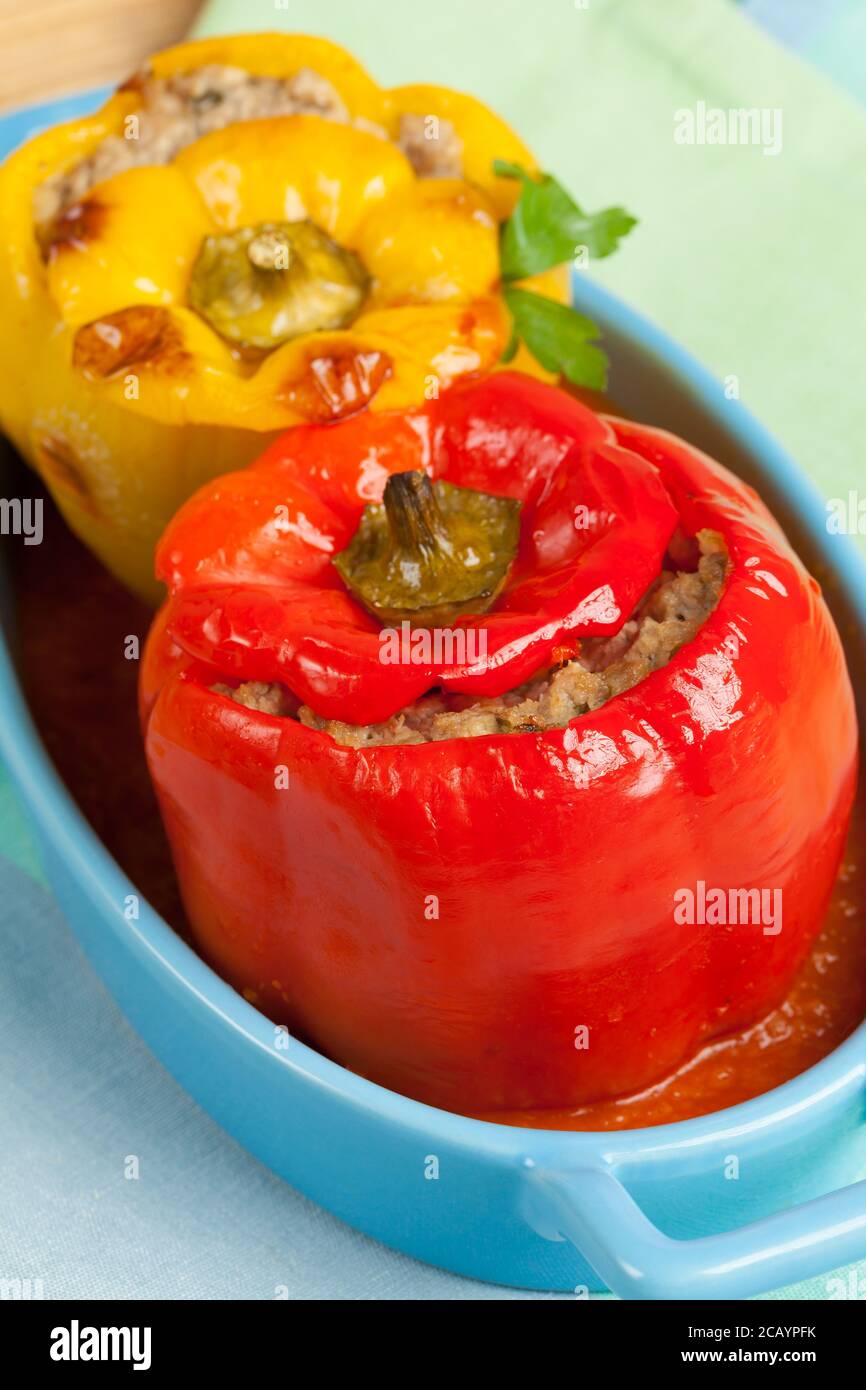 Poivrons farcis avec de la viande cuite dans de la sauce tomate. Banque D'Images