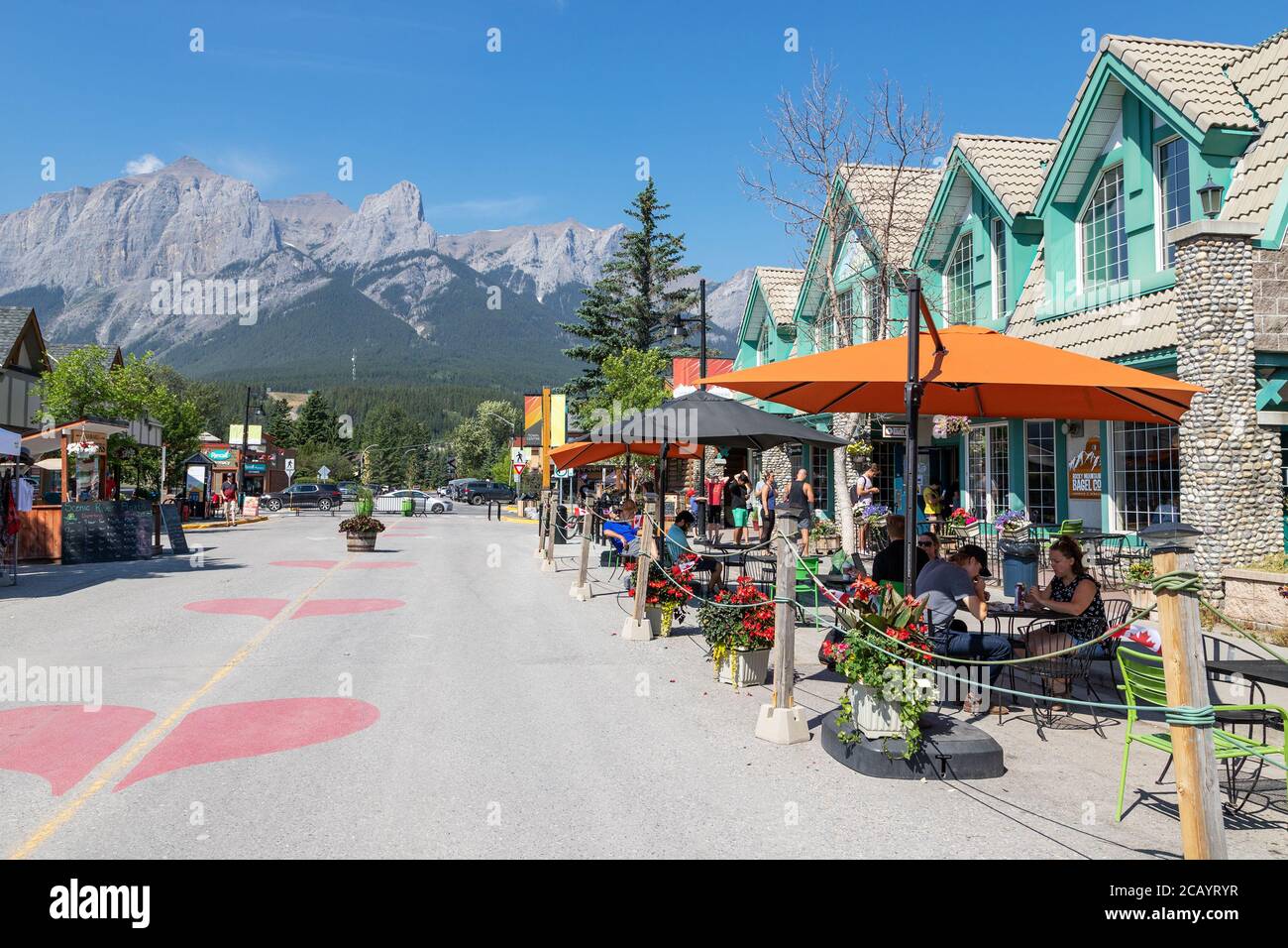 CANMORE, CANADA - le 30 JUILLET 2020 : les touristes dînant le long du populaire centre-ville de Canmore dans les Rocheuses canadiennes. La route a été fermée à la circulation en raison de COVID-1 Banque D'Images
