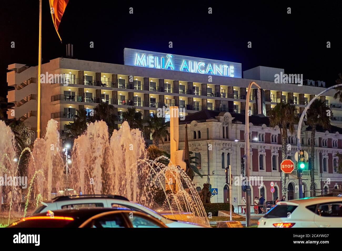 Nuit devant l'hôtel Melia au port d'Alicante, Espagne, Europe, juillet 2020 Banque D'Images Nuit devant l'hôtel Melia au port d'Alicante, Espagne, Europe, juillet 2020 Banque D'Images