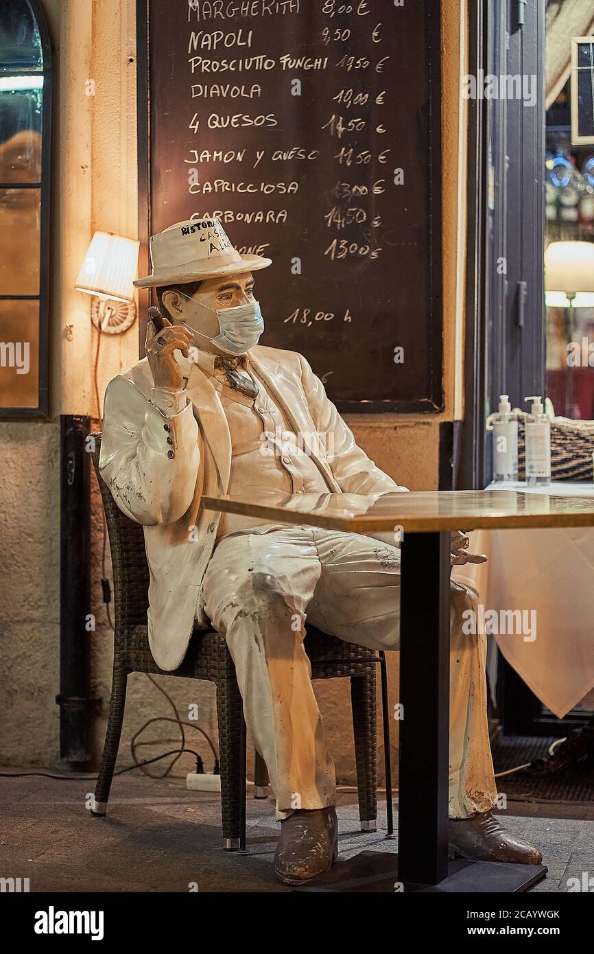Une fausse statue de client devant une pizzeria portant un masque facial à Alicante, Espagne, Europe, juillet 2020 Banque D'Images Une fausse statue de client devant une pizzeria portant un masque facial à Alicante, Espagne, Europe, juillet 2020 Banque D'Images