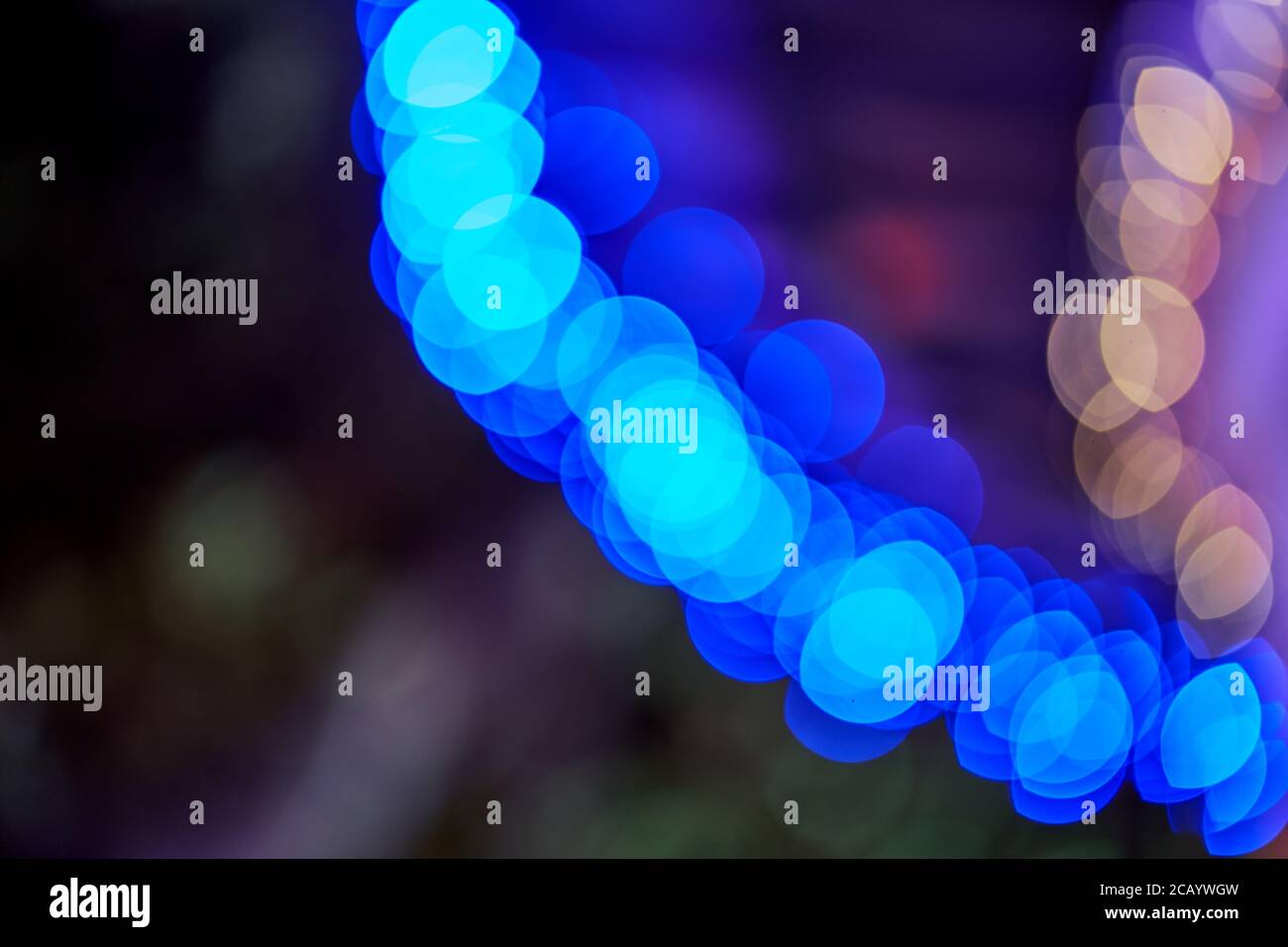 Courbe de grands cercles de bokeh bleus et lumières orange douces, fond nocturne abstrait Banque D'Images