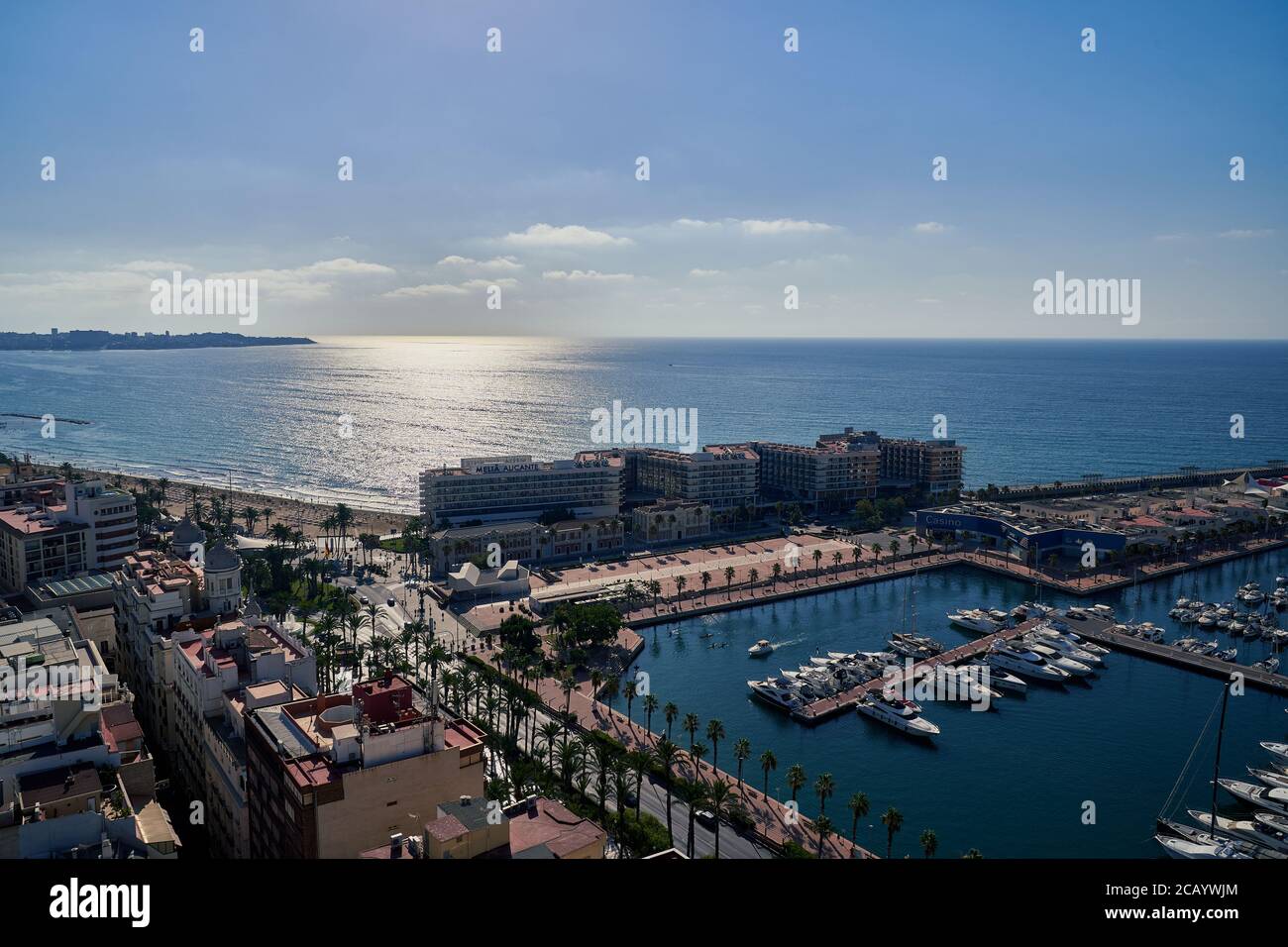 Vue en hauteur de l'hôtel Melia et du port d'Alicante, Espagne, Europe, juillet 2020 Banque D'Images Vue en hauteur de l'hôtel Melia et du port d'Alicante, Espagne, Europe, juillet 2020 Banque D'Images